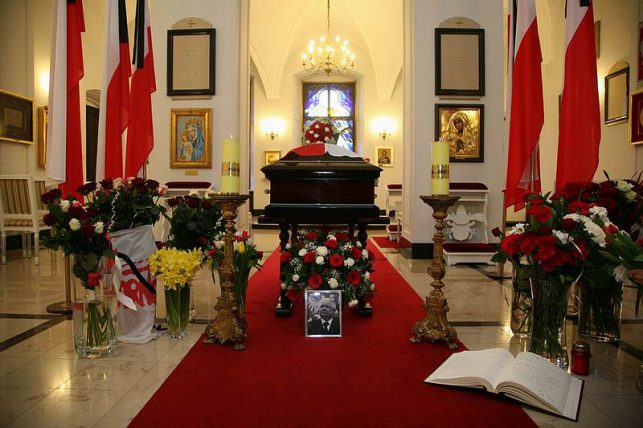 D:\800px-Coffin_of_Lech_Kaczyński_in_the_Presidential_Palace's_chapel.jpg