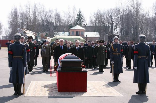 D:\800px-Farewell_of_Lech_Kaczyński_in_Russia3.jpg