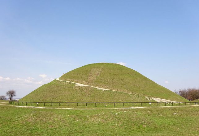 Plik:Kopiec Kraka-widok z południa-POL, Kraków.jpg