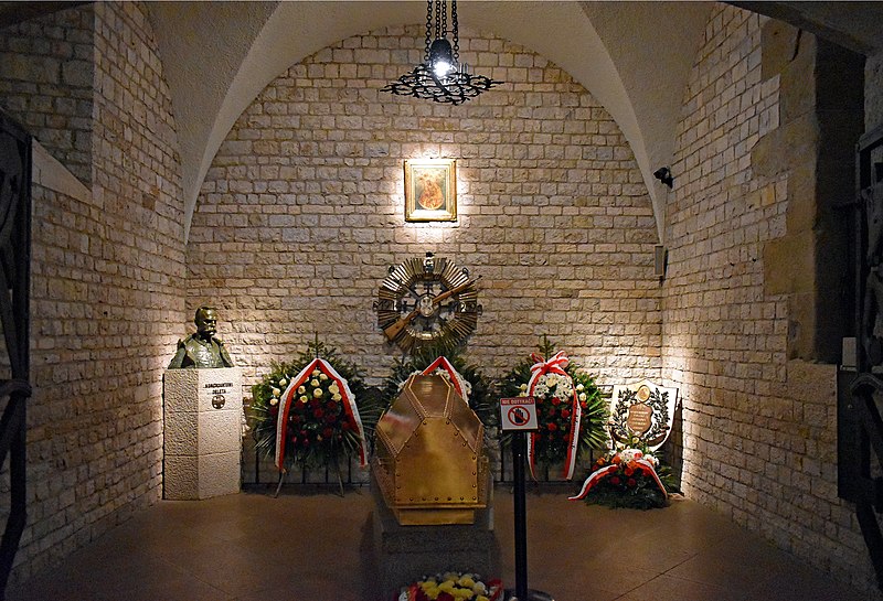 D:\Church_of_St._Stanislaus_and_St._Wenceslaus,_crypts-Józef_Piłsudski_Sarcophagus,_Wawel_1,_Old_Town,_Kraków,_Poland.jpg