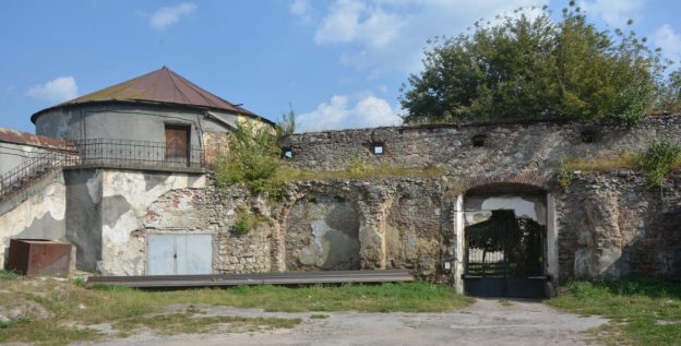 D:\Zhovkva_Lvivska_Str._5_Dominican_Monastery_Walls_with_Round_Tower_(YDS_8755).jpg