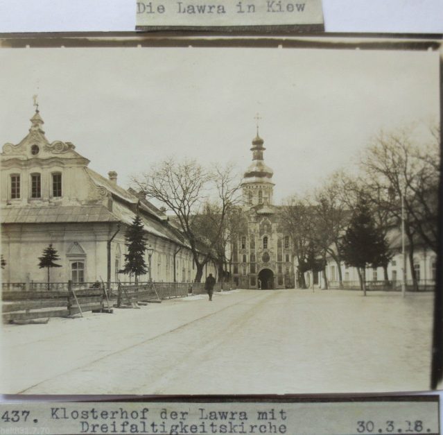 D:\Ukraine,_Kiew,_Klosterhof_der_Lawra,_Foto_1918.jpeg