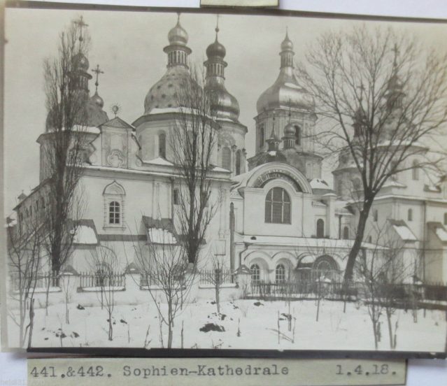 D:\Ukraine,_Kiew,_Sophien_Kathedrale,_Vorderansicht,_Foto_1918.jpeg