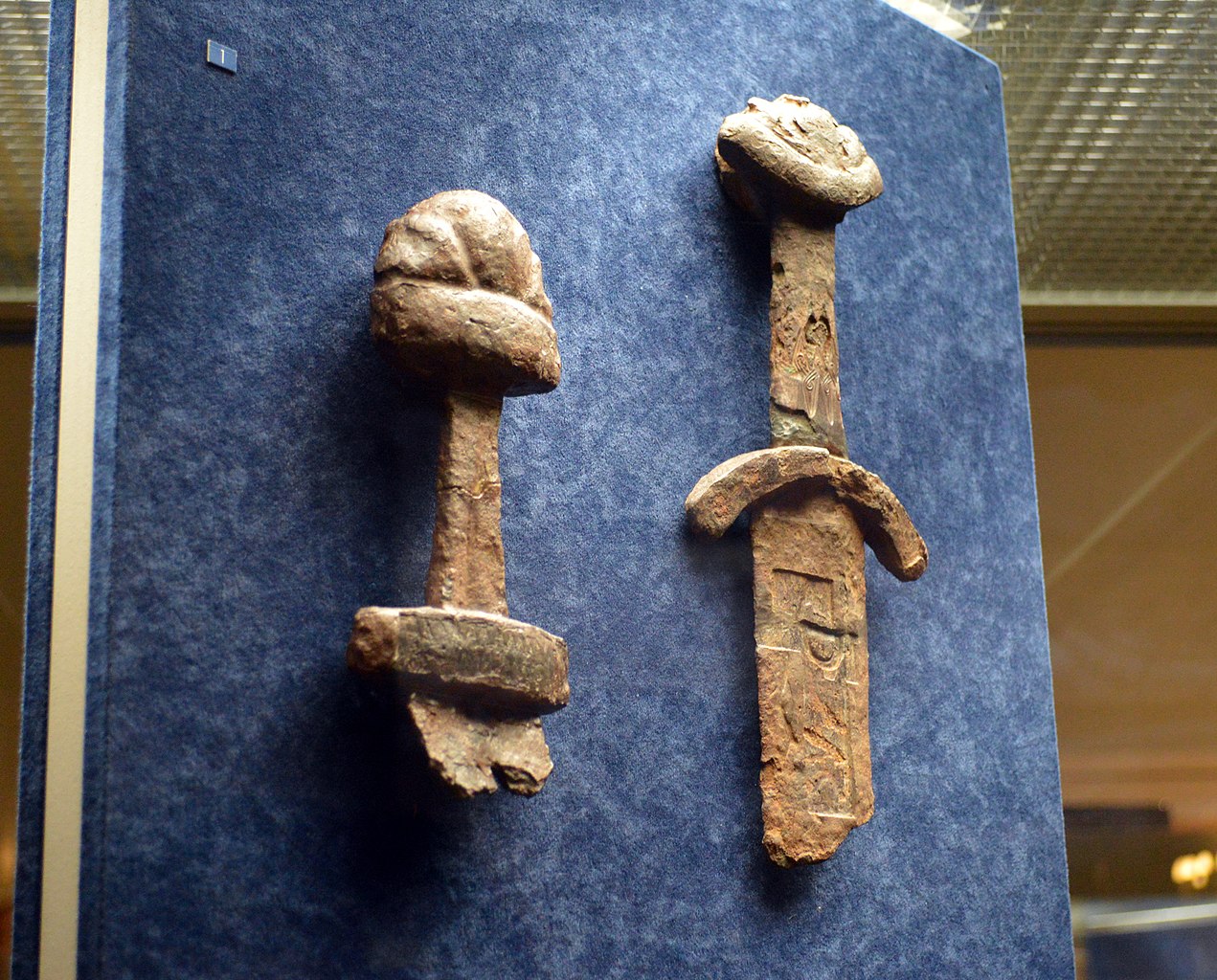 D:\1271px-Sword_handles_Black_Grave_GIM_Zlatnik.jpg