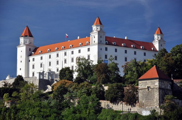 D:\Bratislava,_Hrad,_Slovensko.jpg